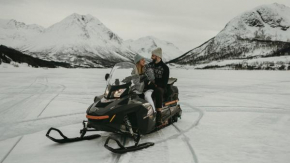 Unique stay 20 min from Tromsø with snowmobile, snowshoes, ice fishing and boat rental